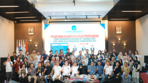 IKPI, Makassar: Ikatan Konsultan Pajak Indonesia (IKPI) Cabang Makassar menunjukkan komitmennya dalam memperkuat literasi perpajakan dengan menggelar pelatihan akuntansi dan perpajakan untuk anggota serta staf pengusaha Asosiasi Logistik dan Forwarder Indonesia (ALFI/ILFA) wilayah Sulawesi Selatan dan Barat (Sulselbar). Kegiatan berlangsung di Ruang Rapat Akhlak, lantai 7 Kantor Pelindo Regional IV, Jalan Soekarno, Makassar, selama tiga hari, Selasa–Kamis (9–11 September 2025) dibuka oleh ketua DPW ALFI/ILFA Sulselbar H. Yodi Nalendra, Pelatihan ini dirancang untuk menjawab kebutuhan praktis para pelaku usaha logistik, khususnya Jasa Pengurusan Transportasi (JPT) yang sebelumnya dikenal sebagai EMKL, dalam menyusun laporan keuangan dan mengatasi persoalan perpajakan yang kerap mereka hadapi. Tiga narasumber dihadirkan secara bergantian. Hari pertama, Dr. Suwandi, membawakan materi Akuntansi dan Laporan Keuangan Usaha JPT. Hari kedua, Ezra Palisungan, menyampaikan Aspek Perpajakan Usaha JPT. Untuk hari ketiga ditutup oleh Yohanes Setiawan, dengan materi Pelaporan Pajak serta Update Coretax terkini. Sebanyak 52 peserta mengikuti rangkaian kegiatan ini, terdiri atas 50 peserta dari Makassar dan dua peserta dari Merauke, Papua. Antusiasme terlihat dari keaktifan peserta dalam menyampaikan pertanyaan, mengingat materi yang dibahas sangat relevan dengan tantangan yang mereka hadapi sehari-hari. Mereka juga memberikan apresiasi kepada IKPI dan ALFI /ILFA Sulselbar serta berharap pelatihan serupa bisa digelar secara berkelanjutan. Ketua IKPI Cabang Makassar, Ezra Palisungan, menegaskan pentingnya kolaborasi dalam meningkatkan kepatuhan pajak di sektor logistik. “Kegiatan ini merupakan bukti komitmen kami untuk terus mendukung pemerintah, khususnya otoritas pajak di daerah, dalam memberikan edukasi perpajakan kepada masyarakat. Dengan adanya edukasi ini, kami berharap kepatuhan pajak di sektor JPT semakin meningkat,” ujarnya. Ezra juga menambahkan, ke depan IKPI Makassar berencana memperluas program serupa dengan menggandeng asosiasi pengusaha lain di Kota Makassar, sehingga manfaat edukasi dapat dirasakan lebih luas oleh pelaku usaha di berbagai sektor.